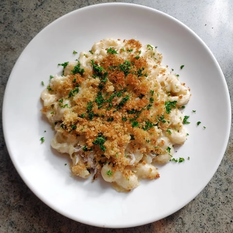 Creamy Barbecue Pulled Pork Mac and Cheese, bubbling and golden, an American comfort food.