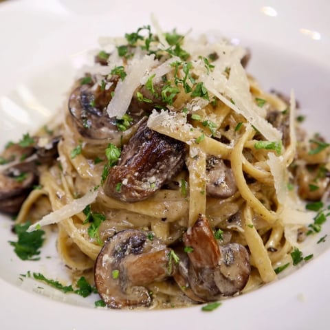 Creamy mushroom linguine, a rich pasta dish with sautéed mushrooms and a light, creamy sauce.